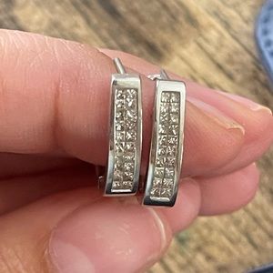 14kt white solid gold Diamond earrings.